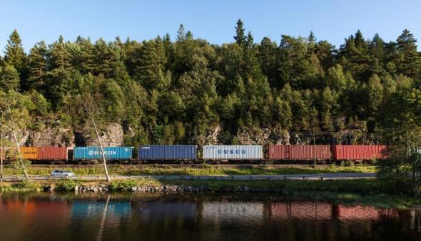 &Ouml;kad kapacitet med längre, tyngre och snabbare godståg bidrar till klimatmålen. På lördag morgon rullar 835 meter långa tåget in i Malmö från tyska Maschen.