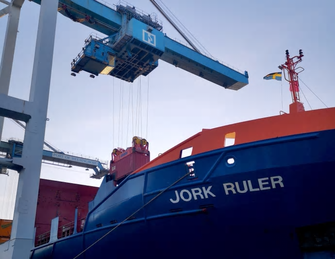 &Aring;rets sista container lyfts i land från fartyget Jork Ruler som trafikerar Containerships slinga till Helsingborgs Hamn.