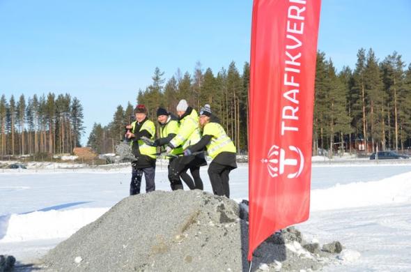 Det symboliska spadtaget gjordes av Trafikverkets regionala direktör Helena Eriksson, Bodens kommunalråd Claes Nordmark, Luleås kommunalråd Lenita Ericson samt regionrådet Nils-Olov Lindfors.