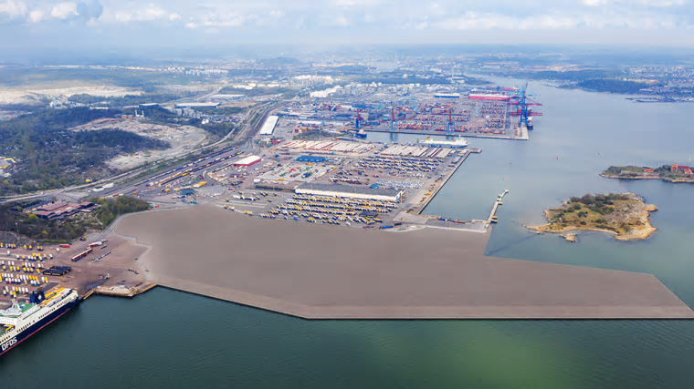Den nya hamnen blir 220 000 kvadratmeter och max djupgående för fartyg blir 12 meter. Den beräknas vara färdig 2025.