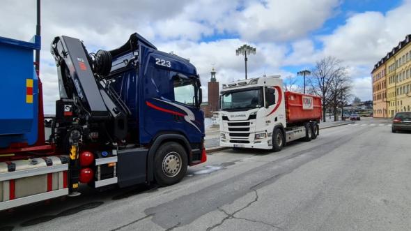 En lastbil från Foria och en från Turebergs Transport möts på Riddarholmen.