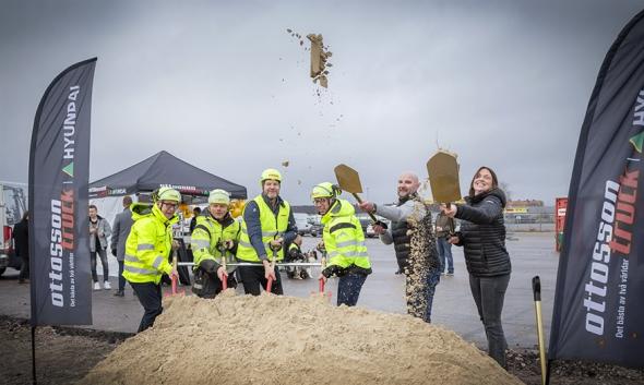 Bengt Joelsson, VD Ottosson Truck/Hyundai och Lina Burge från Vara Maskinimport tillsammans med Thages som kommer att bygga fastigheten.