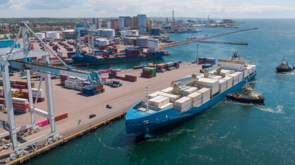 Containerfartyg anlöper Västhamnen i Helsingborgs Hamn.