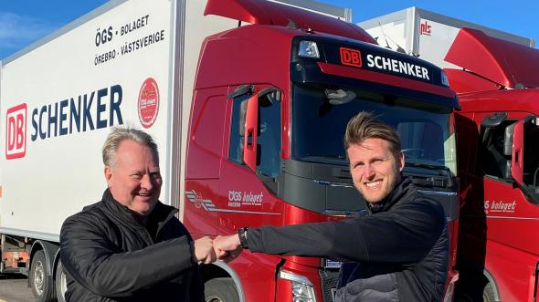 Lars (t.v.) och Sebastian Johansson satsar på gröna transporter och har investerat i sex nya biogaslatsbilar. Klimatklivet har varit en viktig del i investeringen.