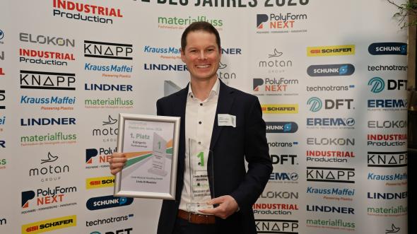 Richard Bozem, Senior Strategy and Portfolio Manager p&aring; Linde Material Handling, tar emot utm&auml;rkelsen "Product of the Year 2026" f&ouml;r Linde Xi Roadster
