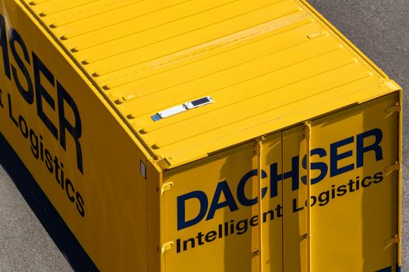Dachser har installerat innovativa spårningsenheter på 8 500 växelflak som går i företagets vägtransportnät mellan filialer i Europa.