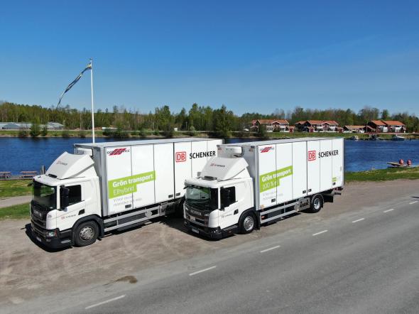 Godsservice i Dalarna har köpt en helelektrisk distributionsbil medan DB Schenker investerat i en snabbladdare. &Aring;keriet har sedan tidigare en elhybrid i sin fordonsflotta.