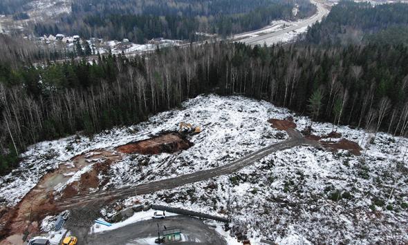 Den nya laddstationen växer fram intill tankstationen för biogas på Mosserudsområdet.