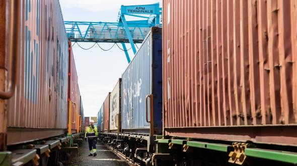 Allt fler företag från hela Sverige väljer att frakta gods klimatsmart via järnvägen till APM Terminals Gothenburg, nordens största containerhamn.