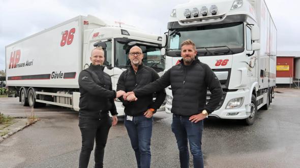 Victor Lundén och Henrik Persson välkomnar Christer \
