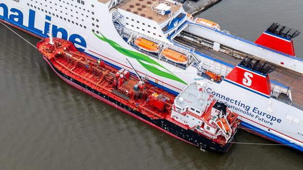 Metanolbunkring pågår. Bunkerfartyget Stolt Sandpiper ligger intill Stena Germanica på Stena Lines Tysklandsterminal i Göteborgs hamn.