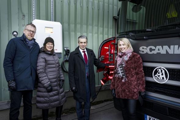 Niklas Gunnar, vd Mälarenergi, Eva Kvist &Ouml;stgren, chef för ABB Sveriges e-mobilityverksamhet, Khashayar Farmanbar, energi- och digitaliseringsminister och &Aring;sa Granlund, vd AA Logistik.