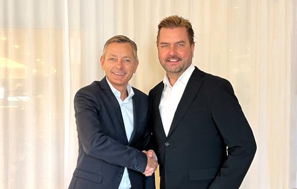Merresors affärsområdesdirektör Jörgen Karlsson och Västanhedes vd Tomas Ramsell vid undertecknandet.