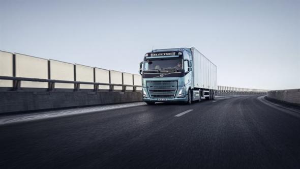 Volvo först i världen att leverera elektriska lastbilar med