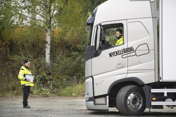 Ett av momenten under kvaltävlingen till Yrkes-SM är manöverkörning med lastbil.