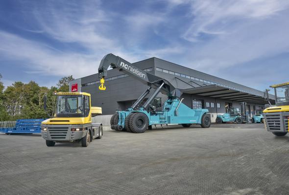 Med utgångspunkt i kundanpassad rådgivning, hög servicekvalitet och specialanpassade lösningar säljer N.C. Nielsen Terberg terminaltraktorer, Konecranes truckar och reachstackers samt trailers och utrustning för tungt gods i hela Skandinavien.