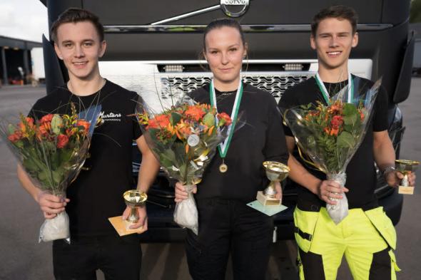 Prispallen i Halmstad. Från vänster: 2:an Lukas Pehrson - mitten: vinnare Felicia Bendroth och till höger tredjepristagare Elias &Ouml;stberg.
