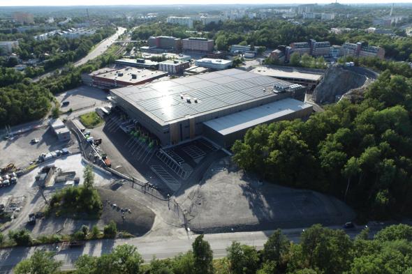 Mathems nya, automatiserade logistikanläggning i Larsboda med Stockholms största solcellsanläggning på taket.