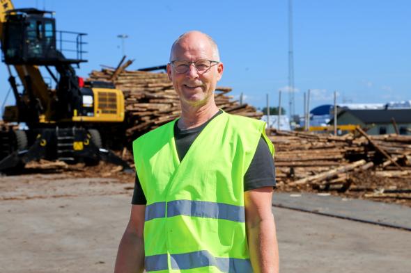 Jonne Johansen, servicechef i Hallands Hamnar Varberg, lyfter fram vikten av robusta maskiner och god förarmiljö. Varje maskin i hamnen tilldelas en specifik förare – en detalj som stärker stolthet och ansvarstagande.