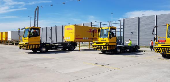 Den eldrivna muskelknutten är en riktig schweizisk armékniv med tre inbyggda transportformer, växelflak till containers, vändskiva till lösa trailers och draganordning till vanliga lastbilssläp.