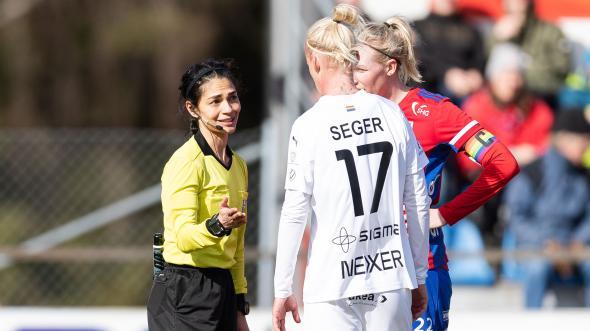 Domare Maral Mirzai Beni i samtal med Rosengårds Caroline Seger och Vittsjös Sandra Adolfsson under fotbollsmatchen i Damallsvenskan mellan Vittsjö och FC Rosengård den 3 april 2022 i Vittsjö.