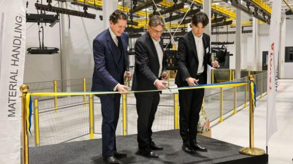 Ernesto Dom&iacute;nguez, President & CEO Toyota Material Handling Europe, Kristian Bj&ouml;rkman, Senior Vice President Supply Toyota Material Handling Europe och Hiroshi Kuriyama, Chairman Toyota Material Handling Europe inviger rekordinvesteringen.