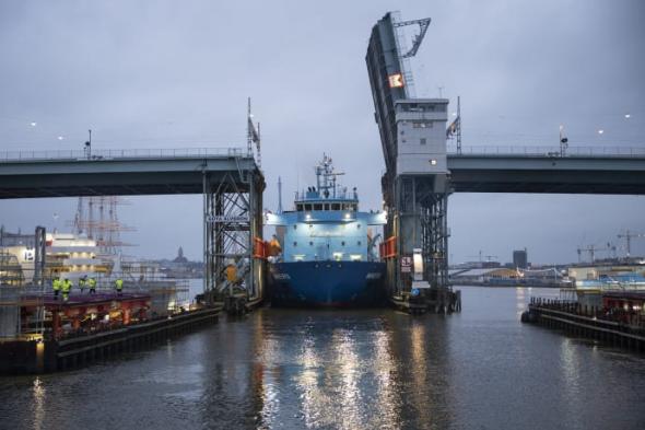 För en månad sedan kom det finska skeppet Meri med den första tvärbalken till Hisingsbron. Nu är skeppet snart tillbaka i Göteborg igen. Den här gången ska skeppet backa med sin last genom Götaälvbron, med bara 20 centimeters marginal på varje sida.