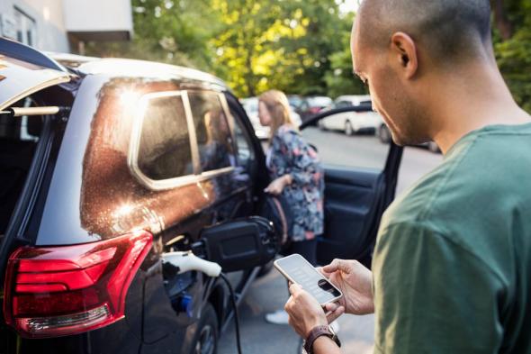 Utsläppen från nya personbilar minskade stort under 2021 tack vare elektrifieringen av personbilarna.