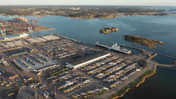 Göteborgs hamns roroterminal med inneliggande DFDS-fartyg vid den nu elanslutna kajplats 712.