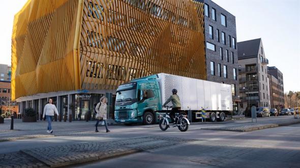 Den första Volvo FM Electric överlämnades av Roger Alm, vd Volvo Lastvagnar, till DFDS i augusti. Leveransen av de 100 lastbilarna kommer att starta under Q4 nästa år.