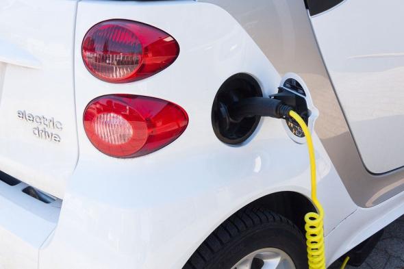 Eldrivna lastbilar och ökad användning av biodrivmedel kan minska klimatutsläppen från tunga lastbilar med 85 procent till 2040.