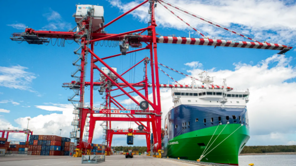 Containerfartyg vid kajen intill containerkranarna p&aring; Yilport G&auml;vles terminal.