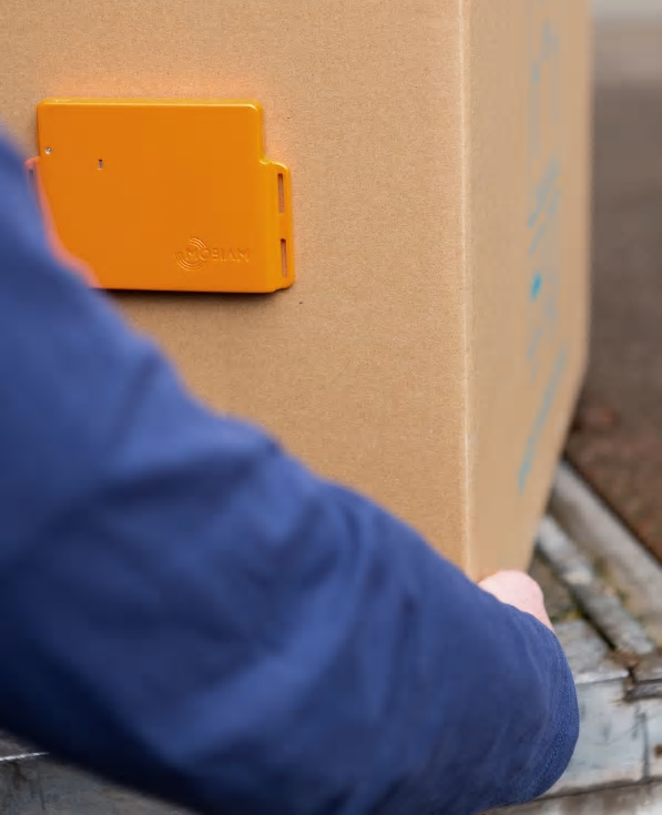 Den nya trackingutrustningen fästs på insidan av containern eller på godset och plockas av när containern nått sin slutdestination.