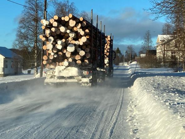 Timmerlastbil i Hällesjö.