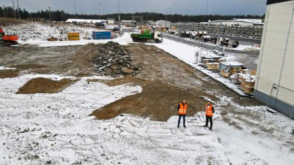 Lars Josefsson, VD Nexans Sverige och Syamend Al Ali, fabrikschef Nexans visar var det nya automatiserade logistikcentret ska uppföras.